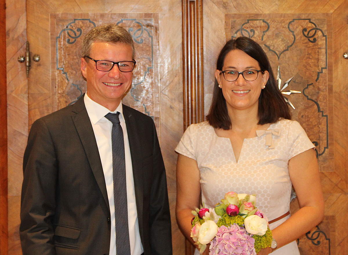 Staatsminister Sibler und Karin Vedder bei der Ernennung zur Leiterin des Bayerischen Landesamts fr Schule